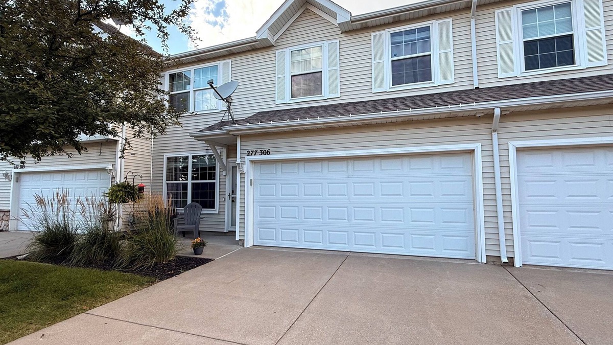 West Des Moines House | Modern Townhouse Near Jordan Creek & Topgolf ~ Spacious 2-Story Retreat