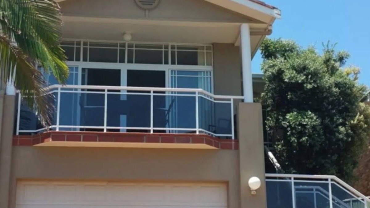 Fingal Bay House | Modern townhouse 6 guests linen and wifi included very close to beach