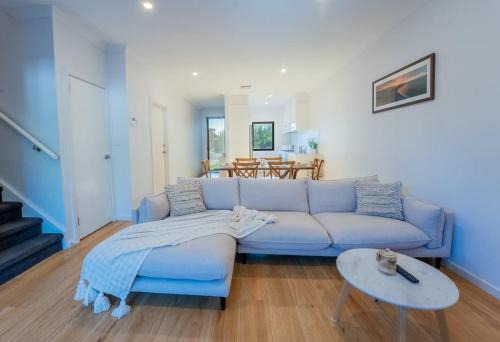 Christies Beach House | Modern Townhouse, Close to beach
