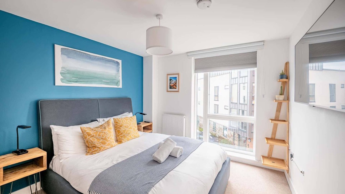 Southville House | Modern Townhouse - Parking, EV Charger & Balcony
