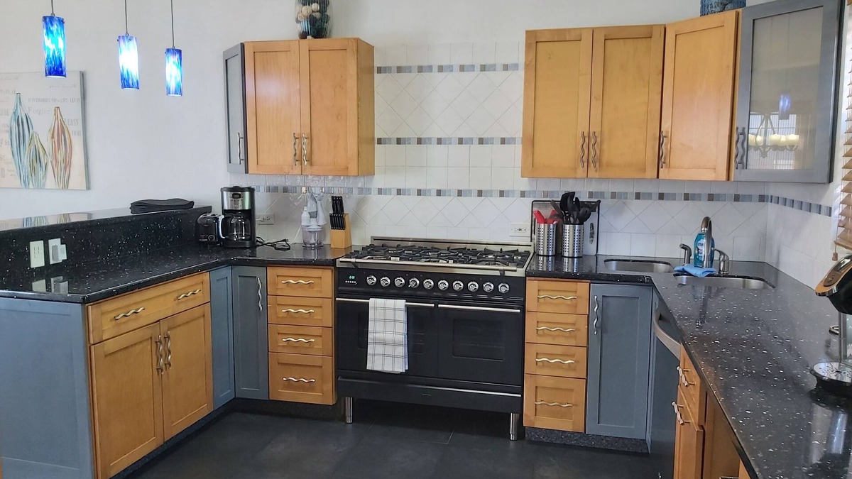 Warwick House | Modern Townhouse Located Near To City, Public Transport, Restaurants And Beaches