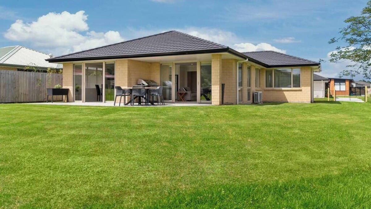 Te Aroha House | Modern Townhouse metres from Cycleway