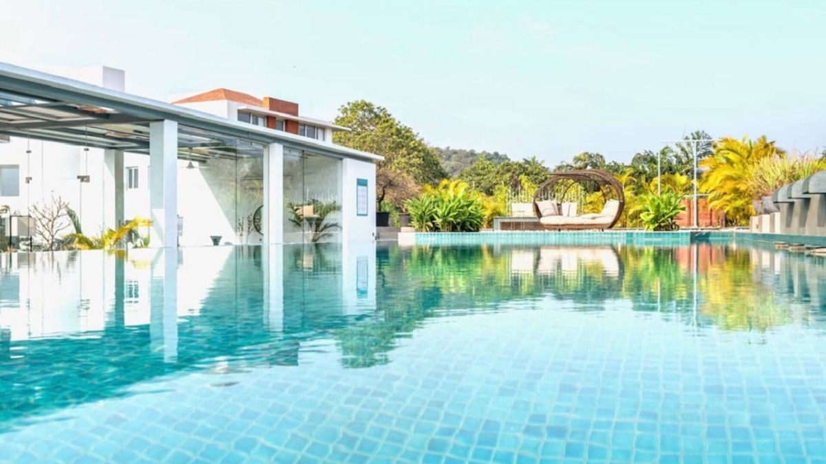 Reis Magos Apartment | Modern Tropical 2bhk Near Beach Pool Garden