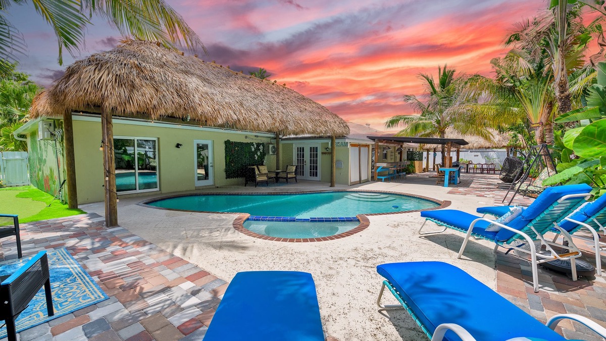 Boynton Beach House | Modern Tropical 5 bd, 4 bath, heated pool, Mini Golf, tiki hut, outdoor bar