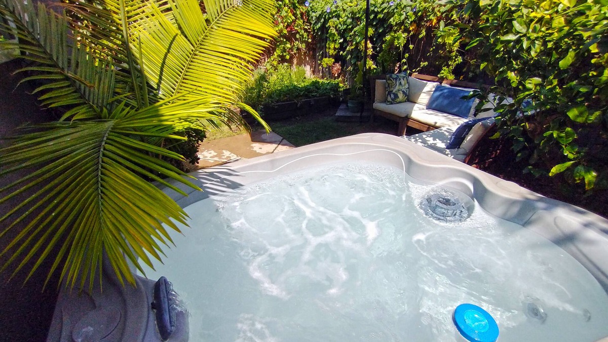 South Wrigley House | Modern Tropical Studio with PRIVATE Jacuzzi