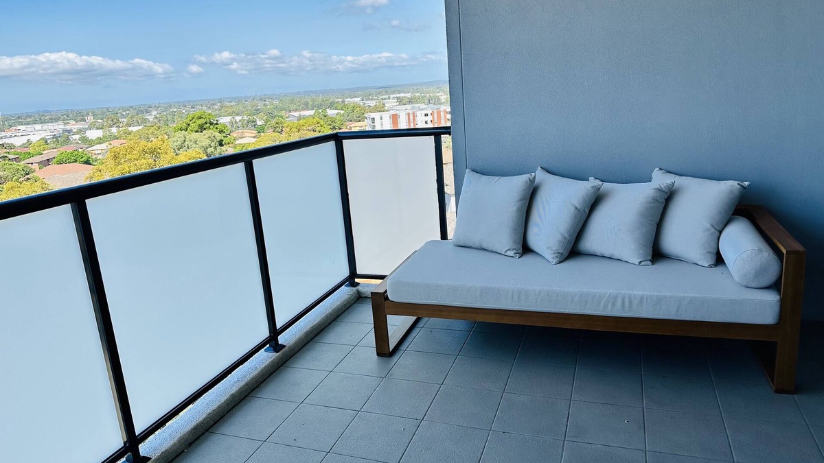 Liverpool Apartment | Modern two bedroom apt offering sweeping skyline views and free wifi and parking