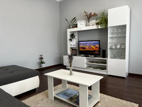 Lenti Apartment | Modern two bedroom flat with balcony