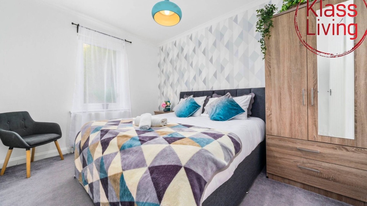 Motherwell Apartment | Modern two bedroom apartment close to all local amenities