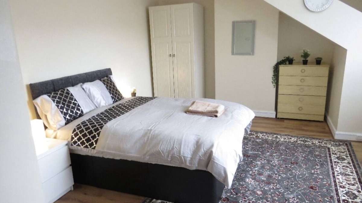 Harehills House | Modern Two Double Bed Full Entire House, Parking, WiFi