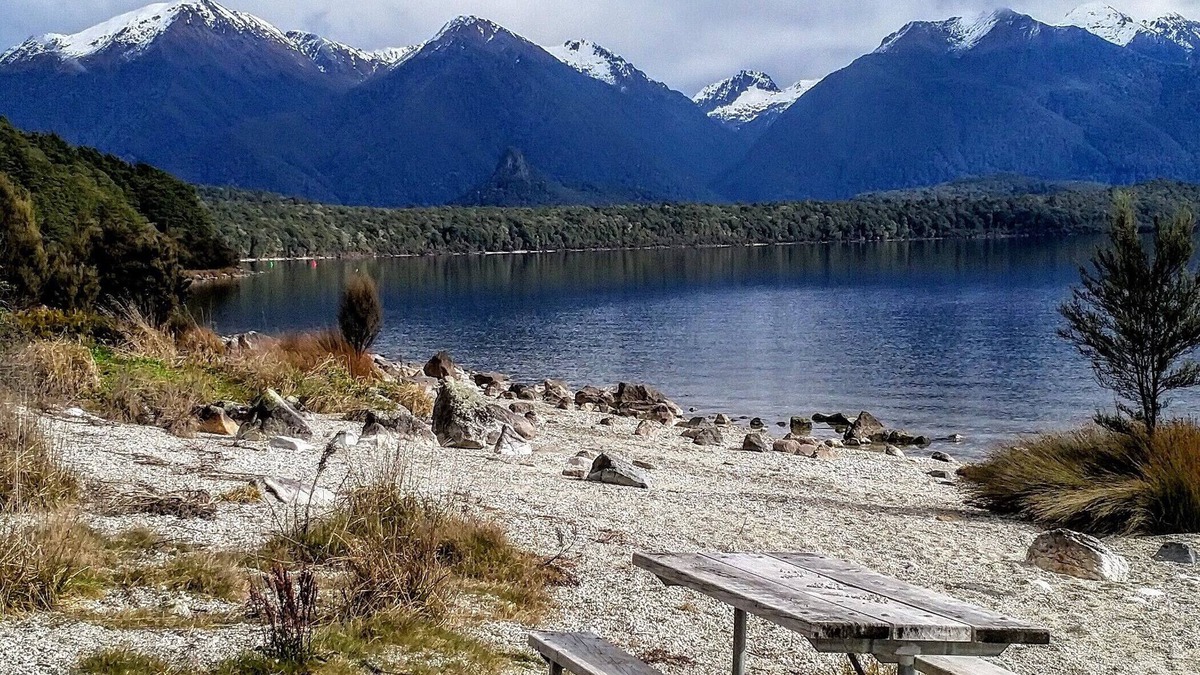 Manapouri Apartment | Modern unit 2 minute nature path to the lake