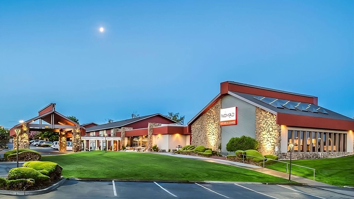 Tri-Cities Resort | Modern Unit at Red Lion Hotel Kennewick Columbia Center, w/Pool, FREE Parking!