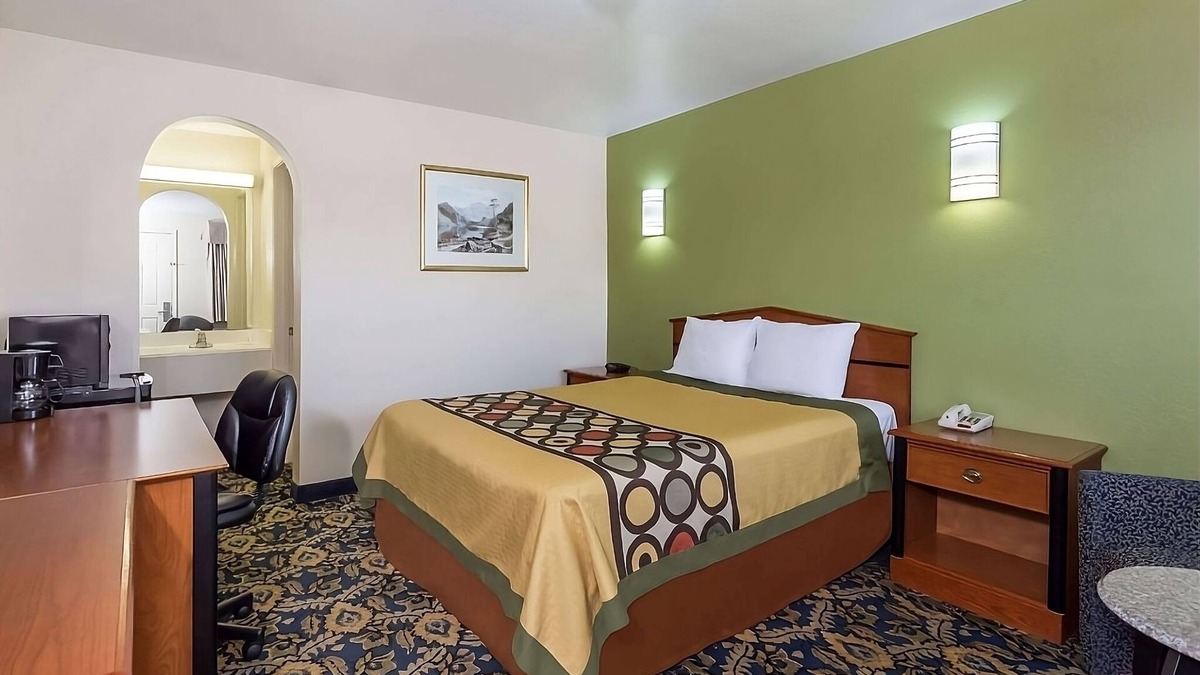 Austin Ave. Hotel | Modern Unit in Knights Inn Franklin Ave Waco, Parking,