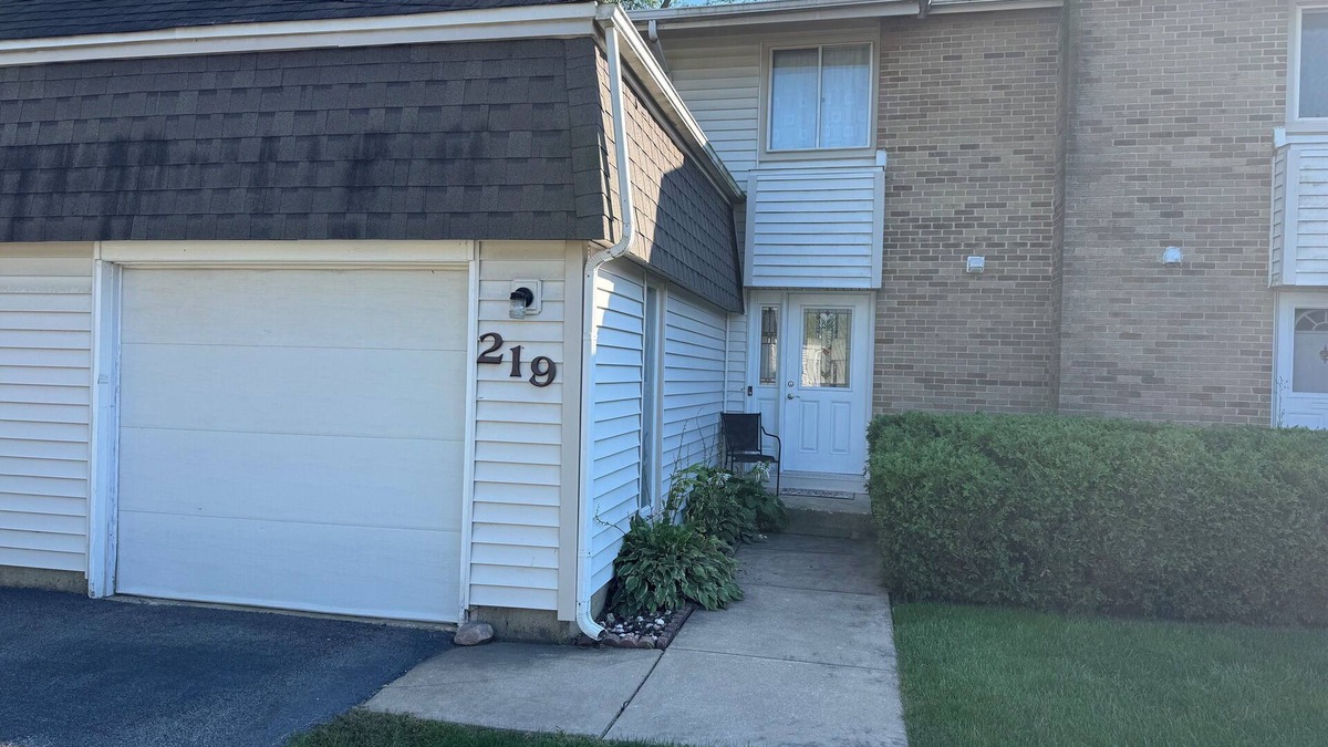 Bolingbrook House | Modern, Updated, and Centrally Located, Townhouse Retreat.