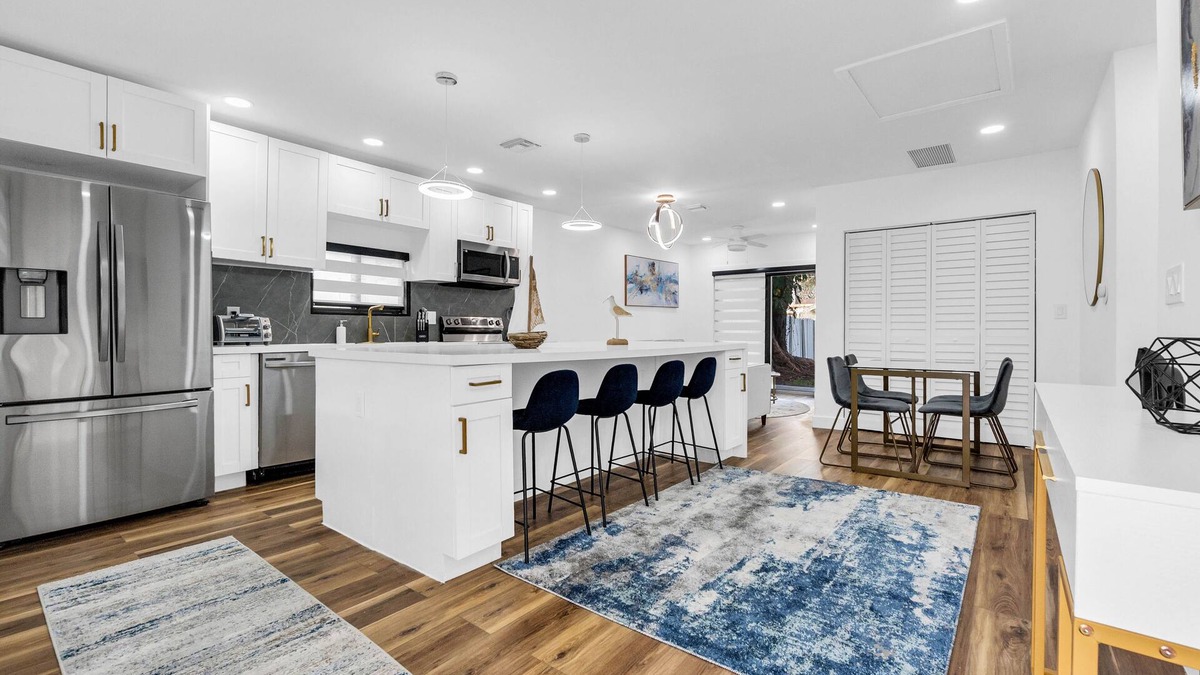 Edgewood House | Modern Updated Home - Pet Friendly - 15 min or less to airport/beach/downtown