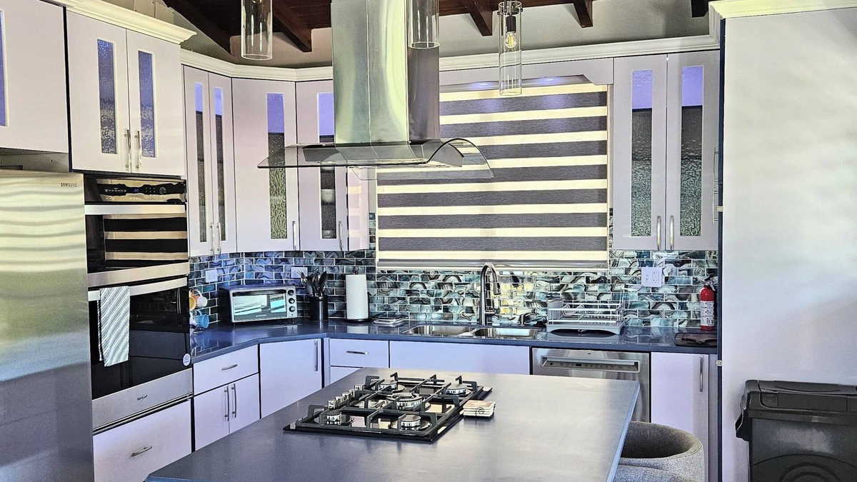Estate Agnes Fancy House | Modern Updated Hillside Escape + Near Town + Backup Solar + Oceanview