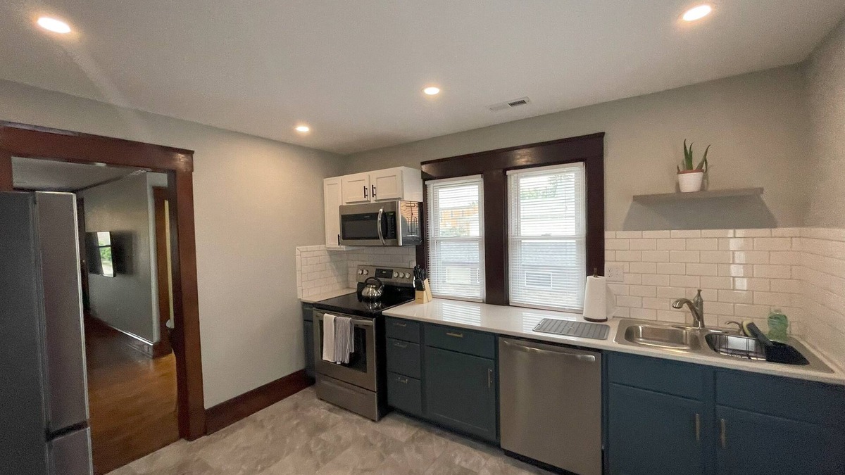 Bloomington Condo | Modern Upper Front Apartment