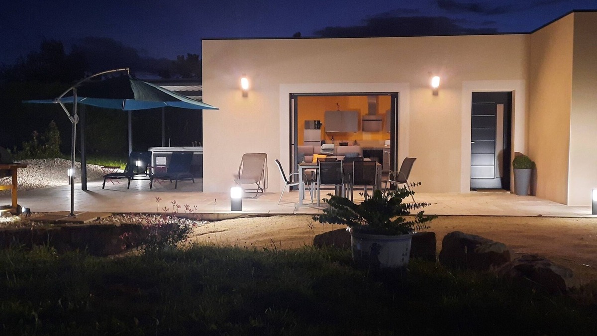 Chatuzange-le-Goubet Villa | Modern vacation villa Drome jacuzzi/spa 5 places/equipped/air-conditioned