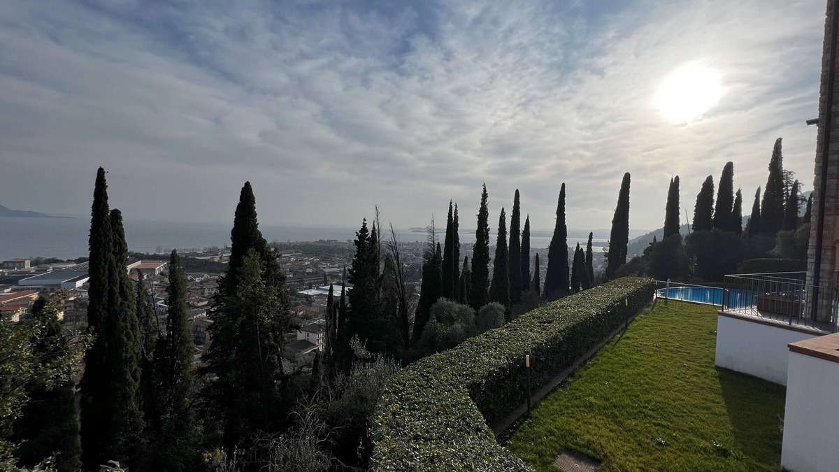 Pulciano Apartment | Modern vacation apartment with fantastic lake view, terrace, balcony & infinity pool
