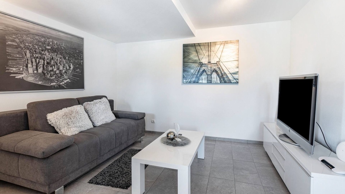 Hilzingen Apartment | Modern Vacation Apartment "Schmuckstückchen" with Mountain View & Wi-Fi