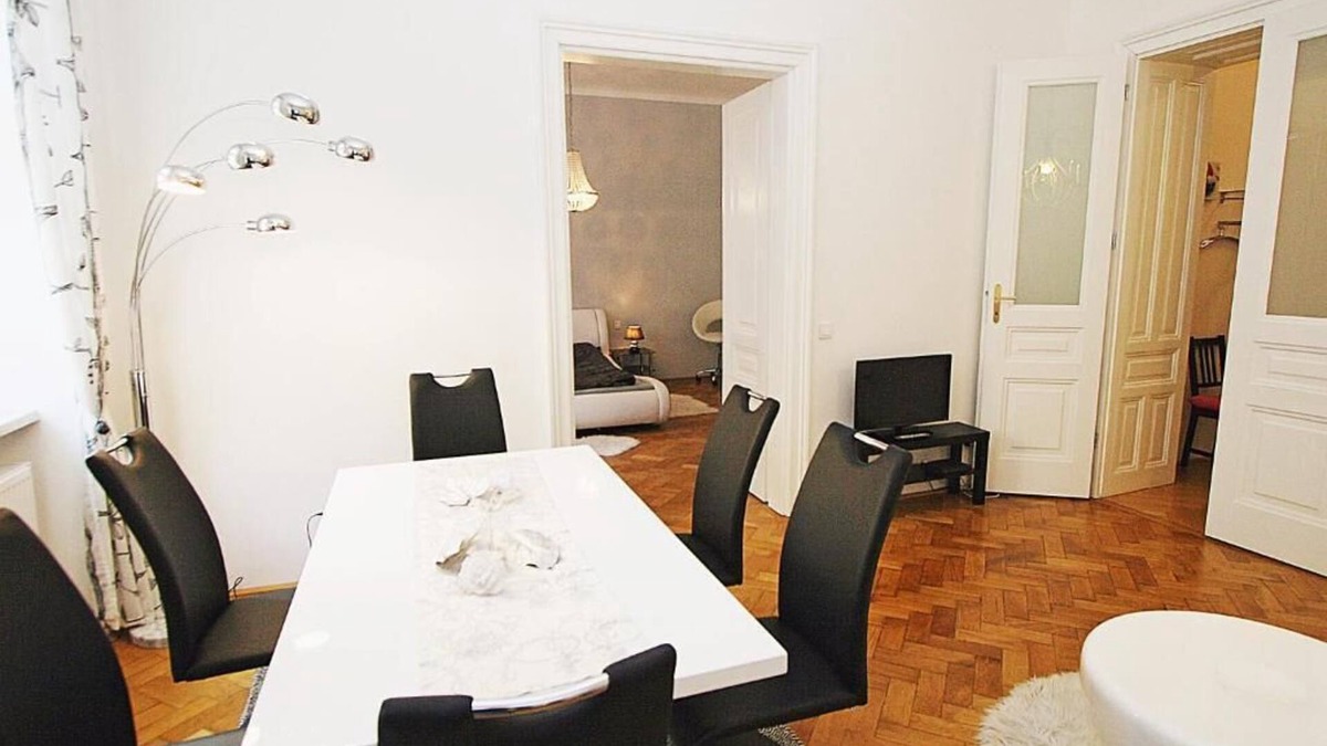 Schottenfeld Apartment | Modern vacation apartment (70sqm) for 4 people with kitchen