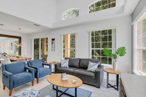 Windwood Bay House | Modern Vacation Home Minutes Away From The Parks