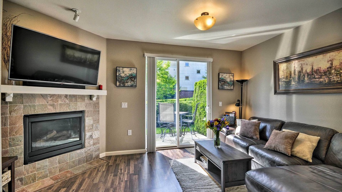 Hough House | Modern Vancouver Townhome - Right on Main St!