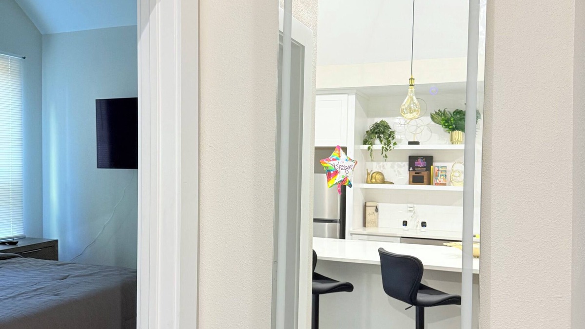 Northside House | Modern & Vibrant Home- 15 mins from downtown Houston