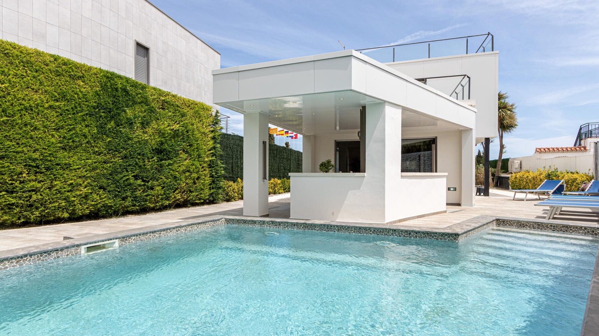 Bon Relax House | Modern Villa with Pool, AC, WiFi, BBQ, and Parking in Sant Pere Pescador