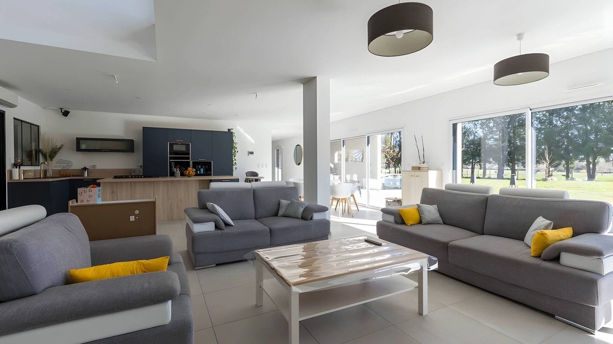 Yvre-l'Eveque Villa | Modern Villa for 10 with Private Pool
