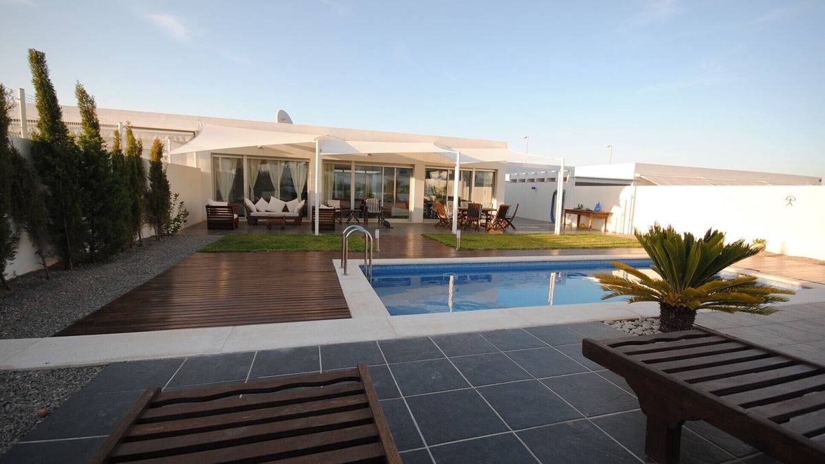 San Antonio Bay Villa | Modern Villa, GreatLocation 100m to Sea/Beach, Private Pool+Garden, WIFI