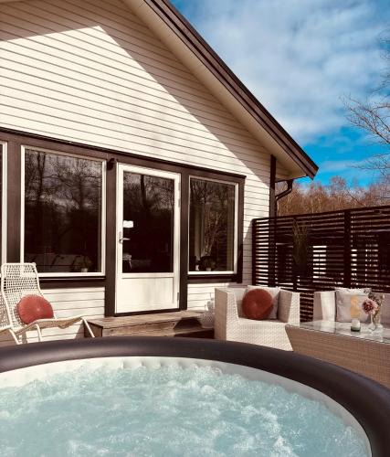 Ljungbyhed Villa | Modern villa med spa och pool