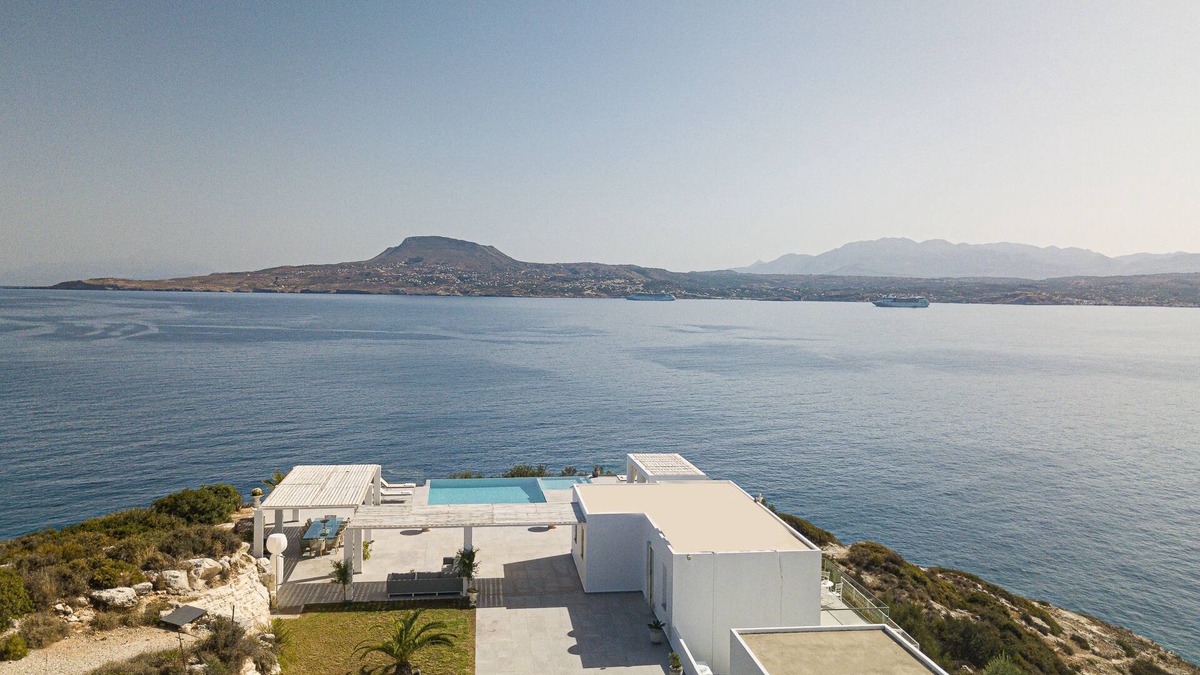 Marathi Villa | Modern Villa Overlooking the Aegean.nNext to the sea.