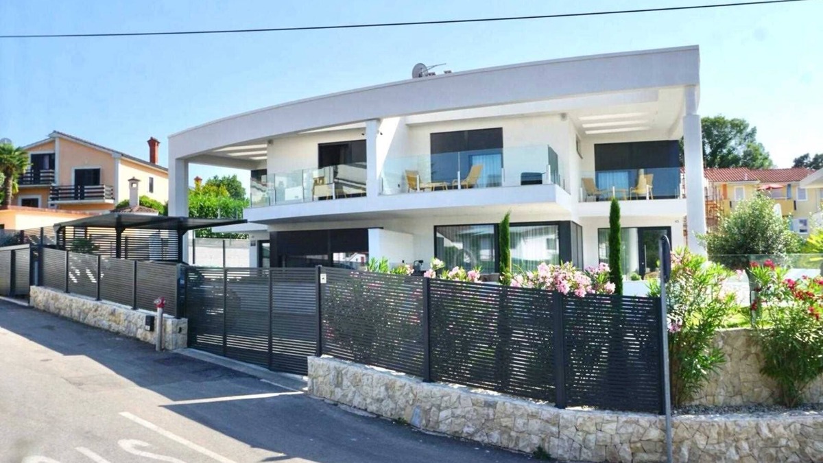 Vantacici Villa | Modern Villa Sarah with heated pool & Seaview