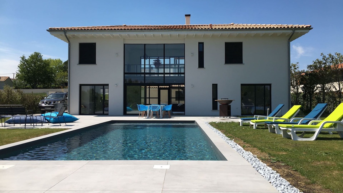 Rouffiac-Tolosan House | Modern villa with swimming pool, large terrace and pétanque court