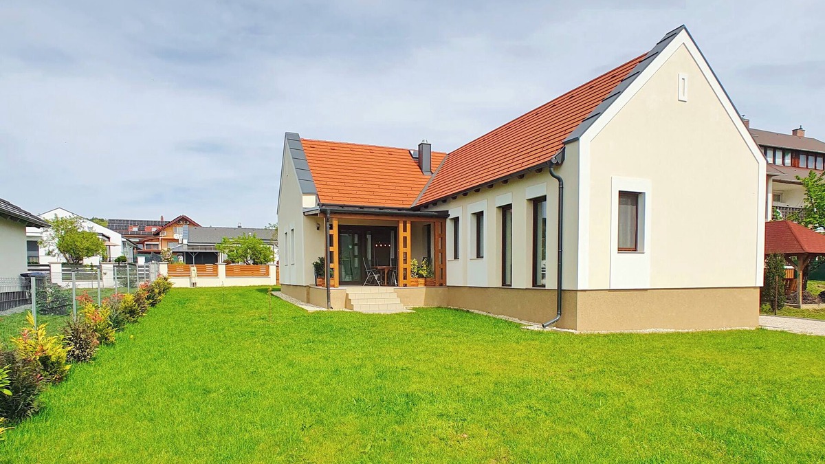 Vonyarcvashegy Villa | Modern villa with 3 air-conditioned bedrooms - ideal for a beach vacation