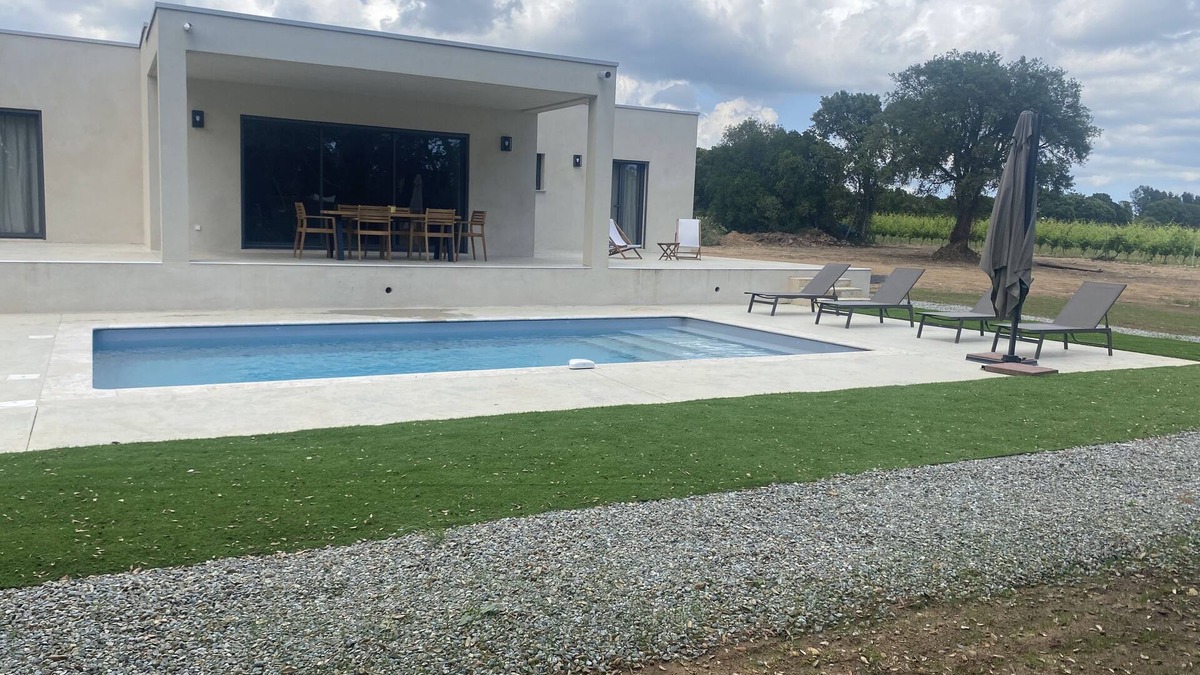 Ghisonaccia House | modern villa with heated swimming pool on the edge of vineyards