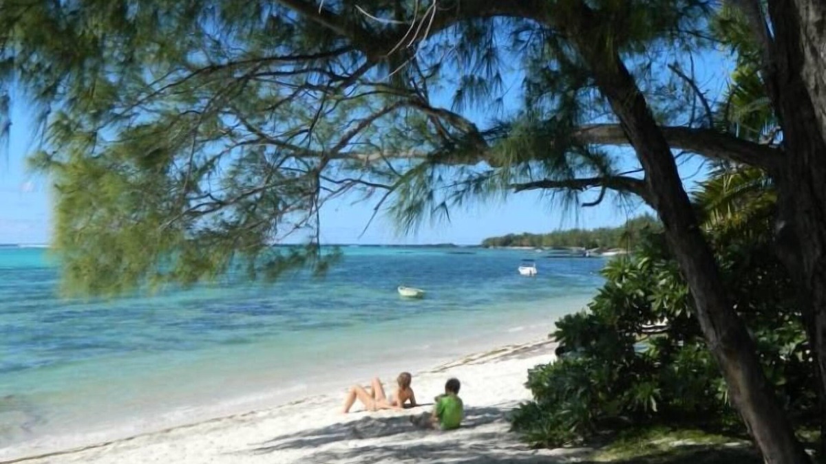 Roches Noires House | Modern Villa with service. Exceptional beach, private swimming pool