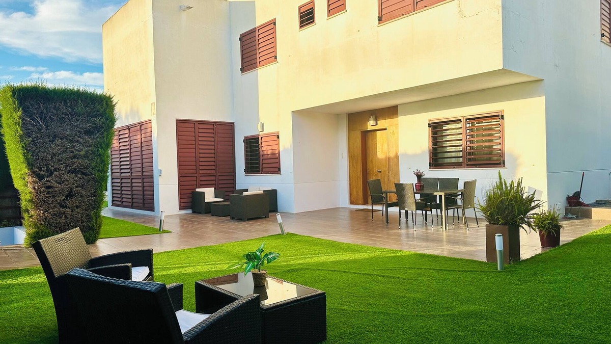 Dos Hermanas Ski Chalet | Modern villa with pool and garden. Just a few steps from the subway station.