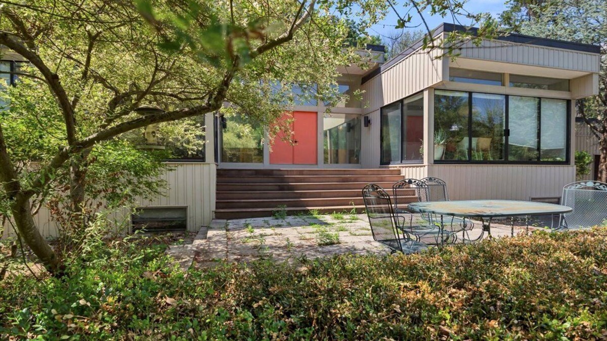 Port Jervis Villa | Modern Villa with private pond near Legoland and Delaware River.