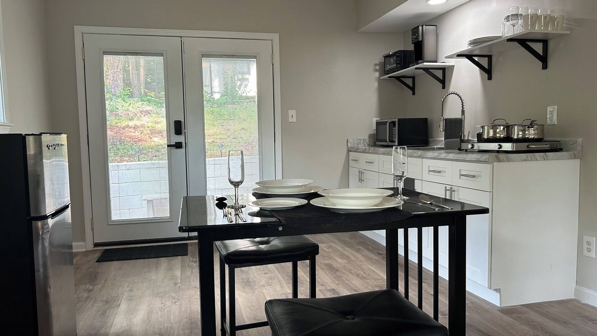 Candler-McAfee Apartment | Modern, Warm Private 1 BR Apartment