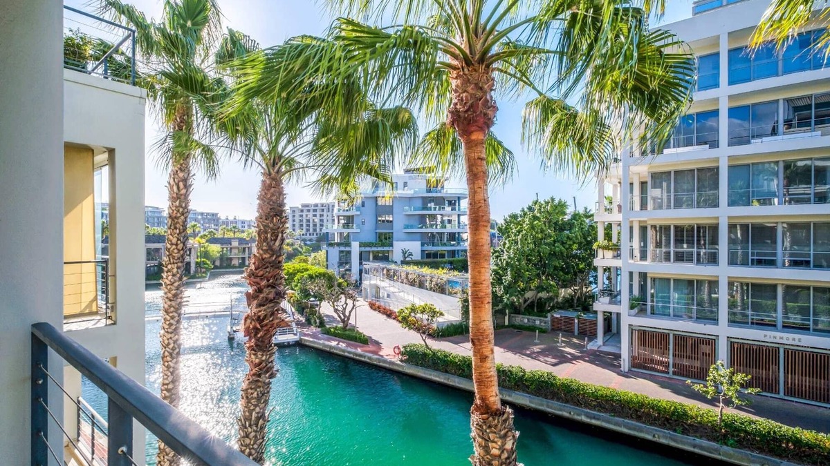 Victoria and Alfred Waterfront Apartment | Modern Waterfront Apartment w Canal Views Gulmarn 201