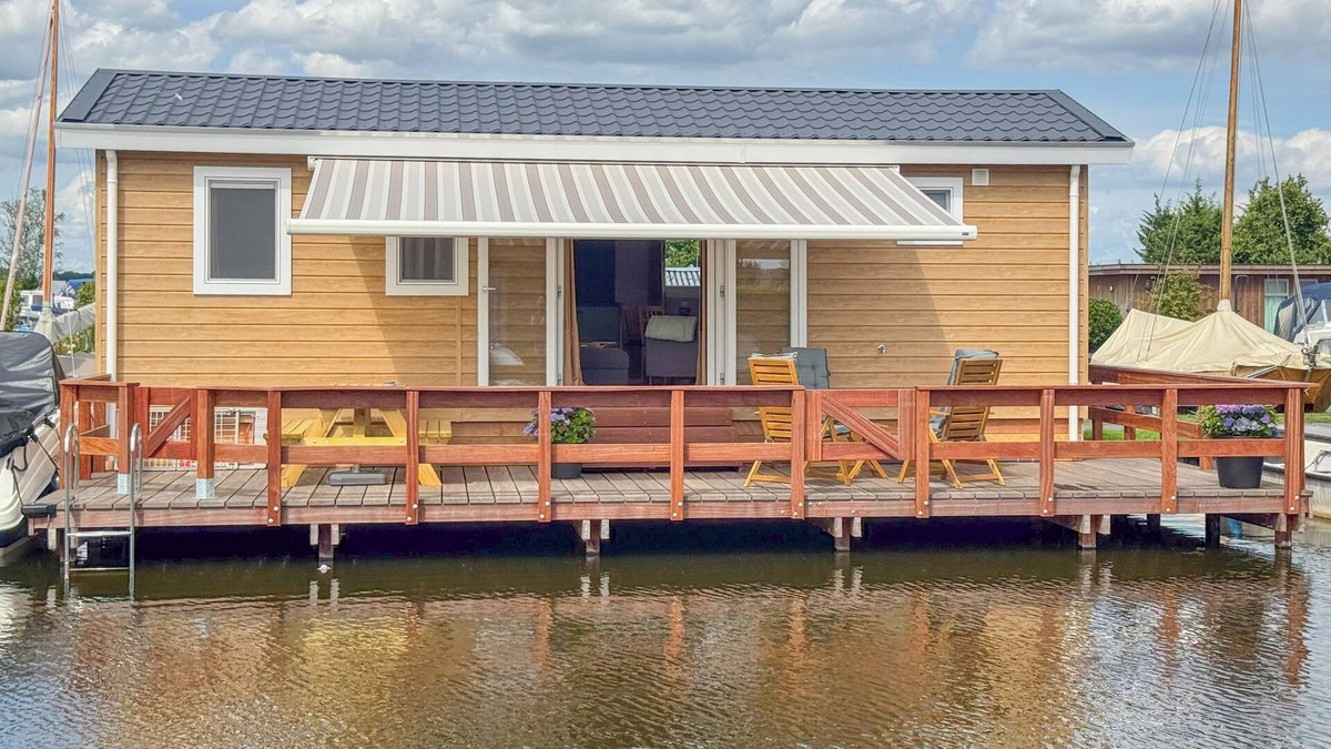Municipality of Stichtse Vecht Ski Chalet | Modern waterfront chalet with airco and terrace