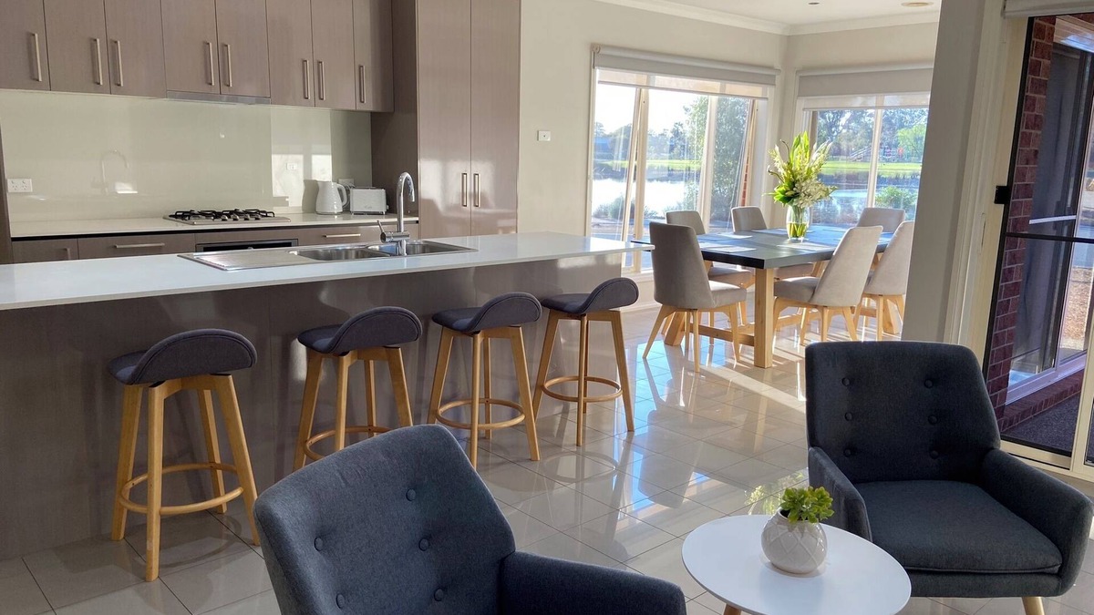 Mooroopna House | Modern waterfront luxury escape near Shepparton
