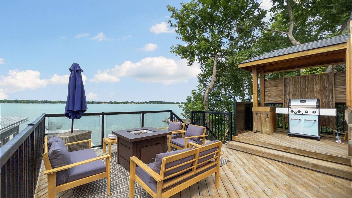 Scugog Cottage | Modern Waterfront Luxury Lakehouse - 60 Min GTA
