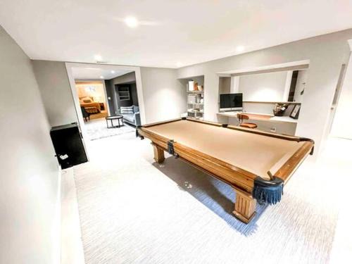 Westport Apartment | Modern Westport Studio with Pool Table & Lounge