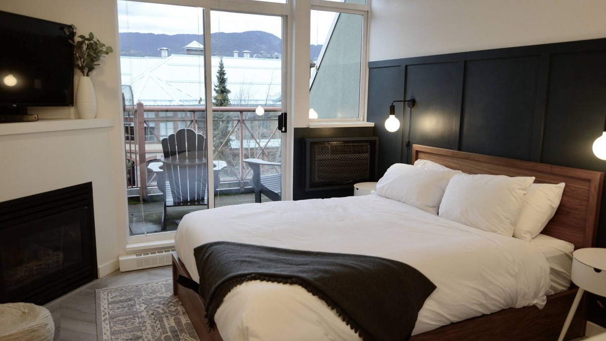 Village North Condo | Modern Whistler Village Studio with Mountain Views