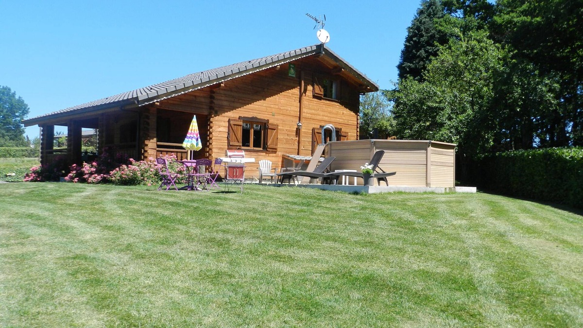 Saissac Ski Chalet | Modern wooden chalet with heated pool jacuzzi spa and sauna