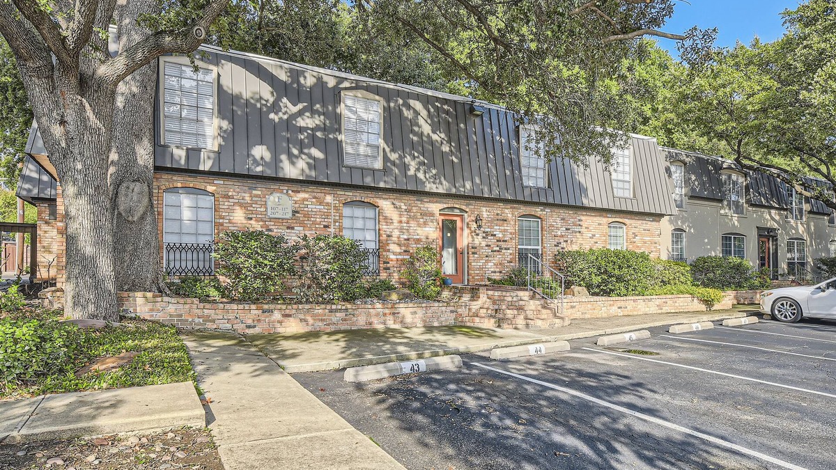 Dallas House | Modern Woodland Stay – 5 Min from UT Southwestern