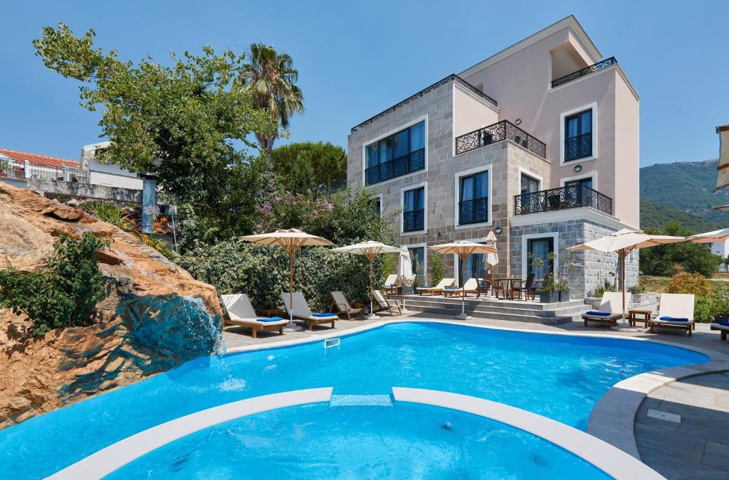 Donja Lastva Apartment | Moderna Luxury Apartments with HEATED pool