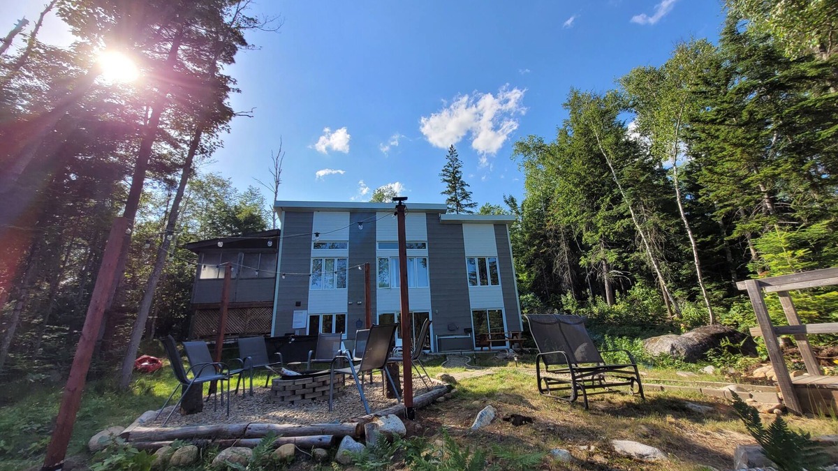 Chertsey Ski Chalet | Moderne Chalet, bord de lac, 4 chambres , avec SPA